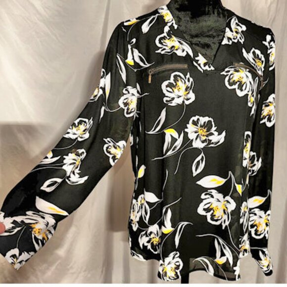 Maurices Black and White Flowered V-neck Blouse, Small - Picture 6 of 8